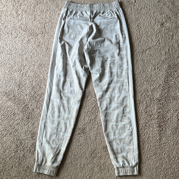 Athleta Brooklyn Textured Jogger Camo Abalone Grey Cream - Picture 4 of 10